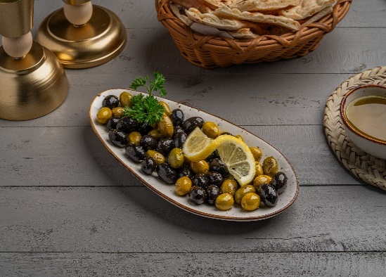 تشكيلة متنوعة من الزيتون